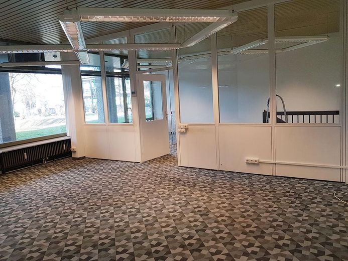 Retail space / office / practice — quiet yet central / S-Bahn around the corner / on 2 levels – 2geteilter Raum im EG: 64,59qm