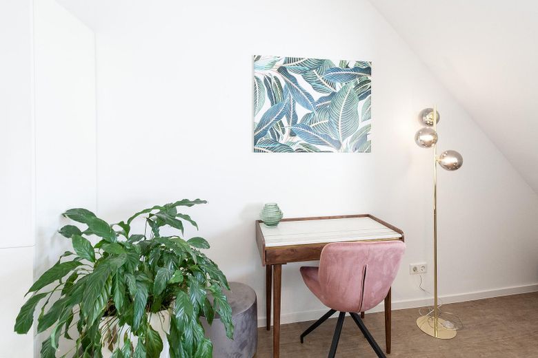 Hofgartennähe #5: Schöne 2 Zi Whg möbliert mit Balkon, EBK und Duschbad – Schreibtisch