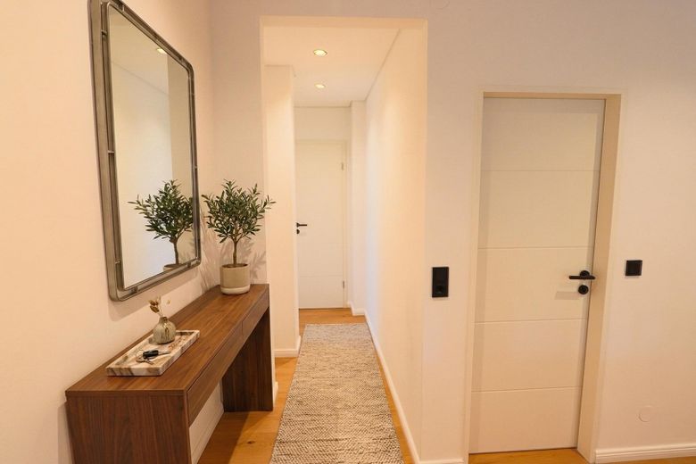 Erstbezug nach Sanierung: Barrierearme 2-Zimmer-Wohnung, Balkon & Tiefgarage in Bestlage Iserlohns – Flur möbliert