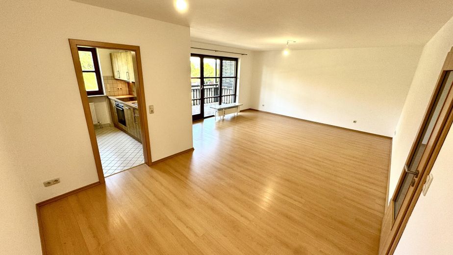 Traumhafte 3-Zimmer-Wohnung in Bad Tölz – mit Balkon, Einbauküche & Sauna! – Wohn-Esszimmer