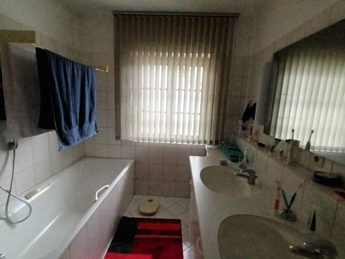 Schöne 6 Zimmerwohnung in Dogern mit großem Balkon – Badezimmer