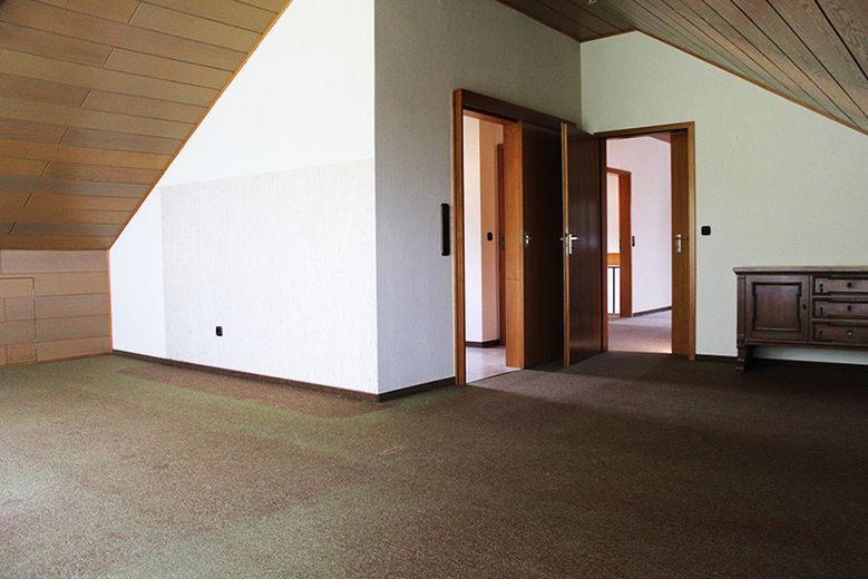 Zweifamilien-Wohnhaus in der Kleinstadt Leun im Lahn-Dill-Kreis. Der Kaufpreis ist verhandelbar. – OG Wohn-/Esszimmer1