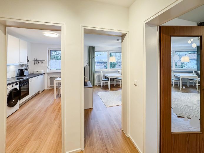 Mit sonnigem Balkon: Möbliertes Zimmer in großzügiger 2er WG – Flur - Bild d
