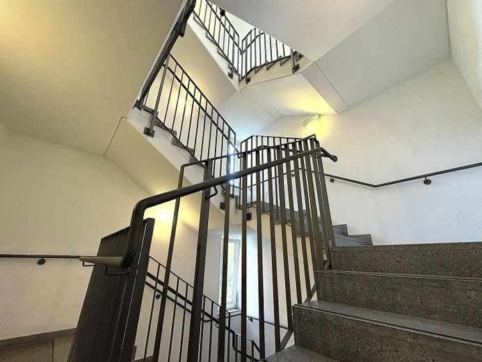 Barrierefreie Dachgeschosswohnung mit großer Sonnenterrasse (provisionsfrei!) – Treppenhaus