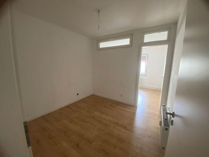 2-комнатная квартира 4 комнаты 81 м² 2,5 комнаты 65 м² городская квартира офис кабинет для практики жильё для рабочих коммерческая недвижимость инвестиция – Einheit 2 Zimmer mit Durchgang