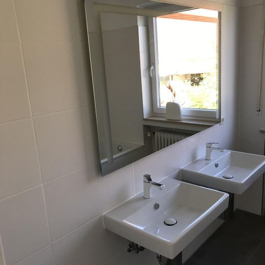 Appartement calme, lumineux et moderne de 3 à 4 pièces, avec cuisine et salle de bains, près de Dinkelscherben, avec jardin, garage, etc. – Badezimmer mit 2 Waschbecken