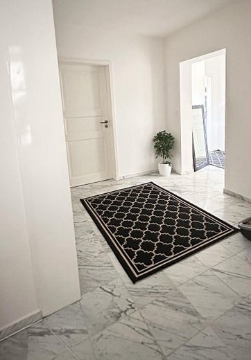 Beautiful Unfurnished Designer Apartment – Flur