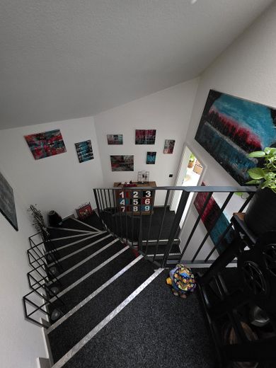 Oberkrämer - interessantes, saniertes & gepflegtes RMH mit Luxusausstattung – Treppe 2.OG Büro / Kind 2