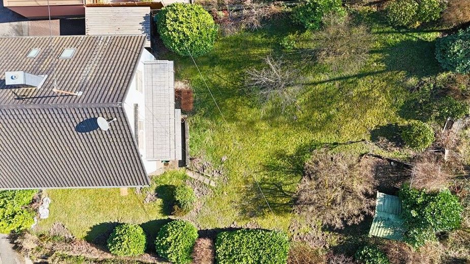 Freistehendes 1-2 Familienhaus in zentrums-und naturnaher Lage, sofort nutzbar – Luftbild