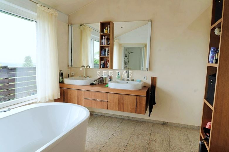 Architektenvilla in ruhiger Höhenlage mit Panoramablick und großem Grundstück – Badezimmer