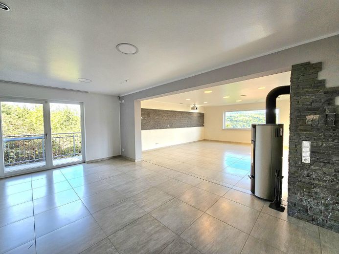 Moderne 3,5 Zimmer EG Wohnung 155 m² Wohnfläche + 190 m² Nutzfläche mit Balkonen & Terrasse & Garten – Großer Wohn-/Essbereich mit Ka