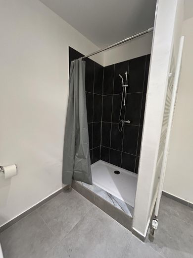 Przestronne mieszkanie 7-pokojowe z 2 balkonami i 2 miejscami parkingowymi w doskonałej lokalizacji w centrum Karlsruhe – Badezimmer 1