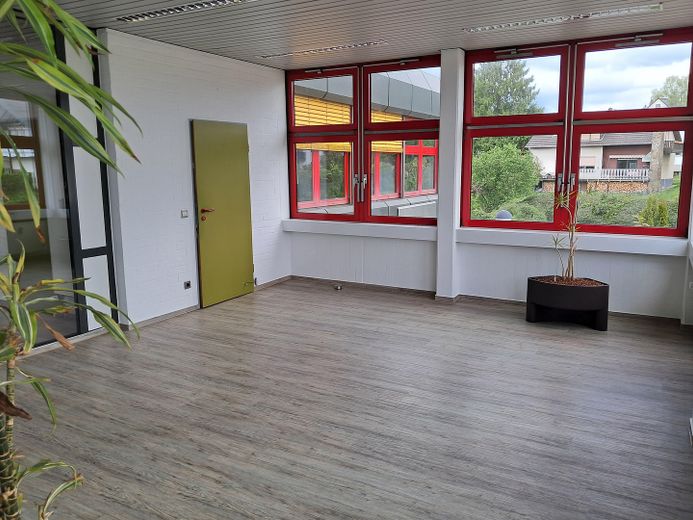 Verwaltungsgebäude, bei Bedarf mit kleiner Halle, Ortsteil 53577 Neustadt/Wied, zu vermieten – Büro Strassenseite 36