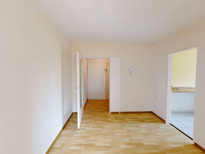 Appartement spacieux de 3 pièces avec BALCON et CUISINE INTÉGRÉE – Flur