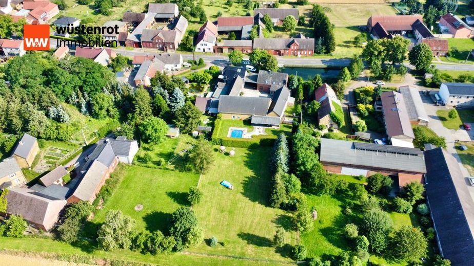 Wohnoase mit Einliegerwohnung und Pferdehof. Rentable Einnahmen von ca. 1000 EUR mtl. durch PV-Anlage! – Drohnenaufnahme
