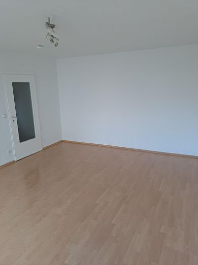 Zentrumsnahe, teilsanierte, renovierte 2-Zimmer-Wohnung mit Balkon, Duplexgarage in Berg am Laim – Wohnzimmer-hinten