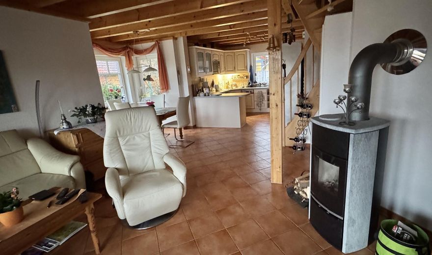 Casa de vacaciones con embarcadero propio en Hafendorf Rheinsberg – Blick vom Wohnzimmer zur Küche