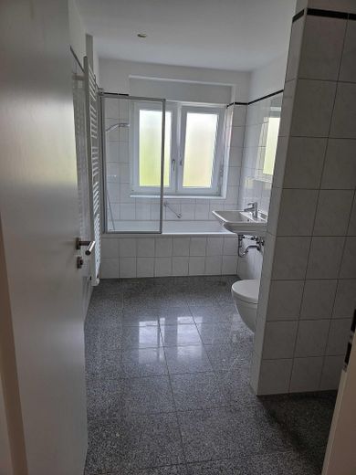 Frisch renovierte 2-Zimmer-Traumwohnung (Effizienzklasse A!), 2 Stellplätze - provisionsfrei! – Bad - leer