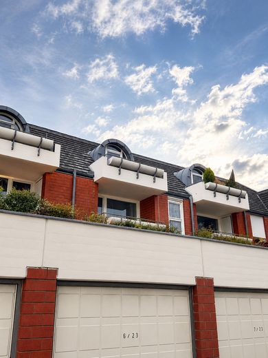 Stilvoll saniertes Dachgeschoss mit Rundbogen-Gauben und Balkon in Kirchrode – Gebäude hinten