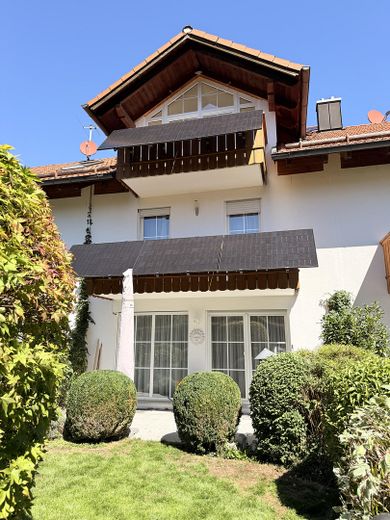Ubicación privilegiada: casa adosada bien cuidada con instalación fotovoltaica de 13 kWp, 2 wallboxes, clase energética B - de particular – Außenansicht vom Garten