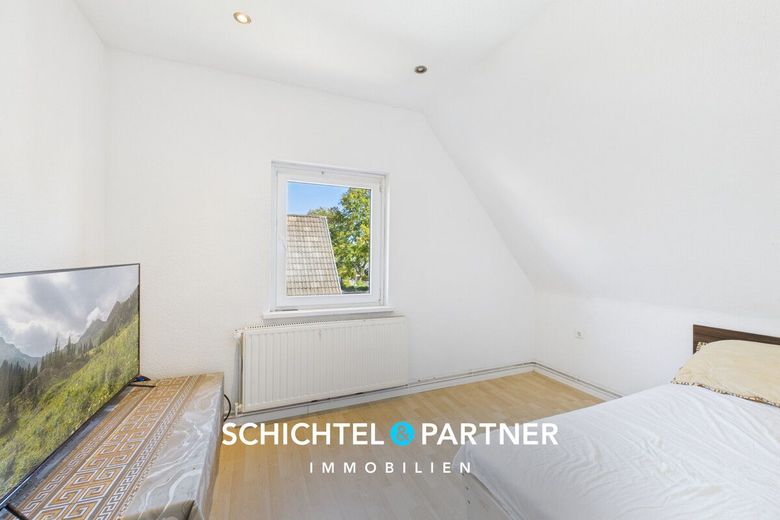 Vegesack | Mehrfamilienhaus mit Gewerbe, Garagen und großem Grundstück – S&amp;P | Schlafzimmer