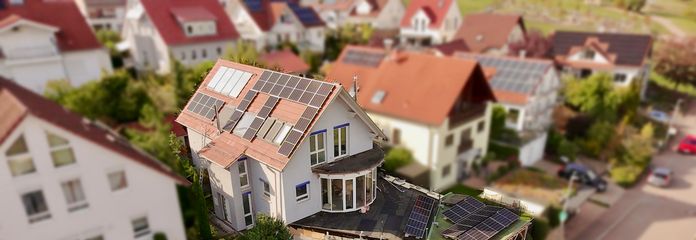 Dom jednorodzinny o wyjątkowej architekturze i dużym potencjale – Hausansicht von oben