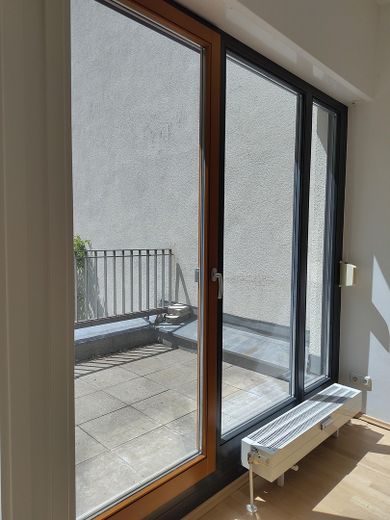 Charmantes Appartement in der Unteren Au. Zentral wohnen in ruhiger Innenhoflage. – Fensterfront im Schlafzimmer