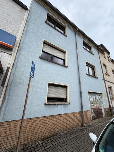 Per direct beschikbaar: ca. 184 m² verdeeld over 3 verdiepingen – als eengezinswoning of 2 appartementen – Rückseite und Garage