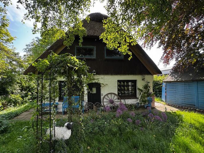 Tradition trifft Wohnkomfort – Reetdachhaus auf großzügigem Grundstück! Ihr neues Zuhause im Grünen – Foto 1