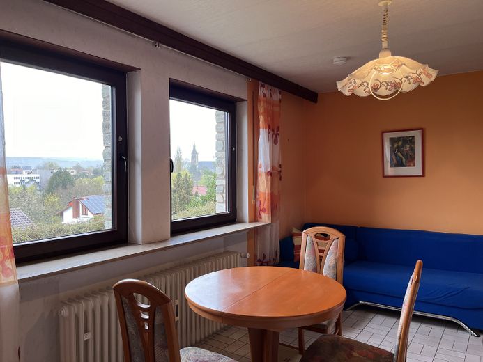 Teil-Möblierte 1,5-Zimmerwohnung mit schönem Blick ins Tal von Meisenheim – Wohnen/ Essen/ Küche
