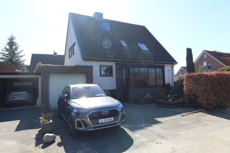 Individuelles, ruhiges Einfamilienhaus mit Einliegerwohnung, Wintergarten, Kamin, Vollkeller&amp; Garage – 1 - Eingangsansicht mit Garage