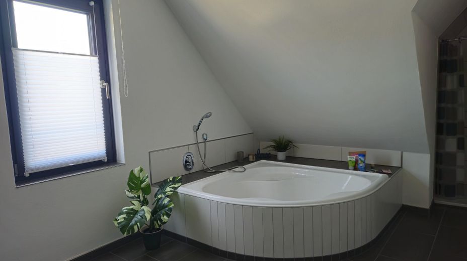 Moderne 92m² Dachwohnung mit Mainblick – sofort bezugsfertig & ruhig gelegen – große Badewanne