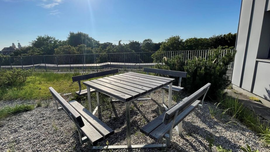 Sehr gepflegtes und hochwertig möbliertes Penthouse – provisionsfrei -  Dachgarten, Tiefgarage – Dachgarten