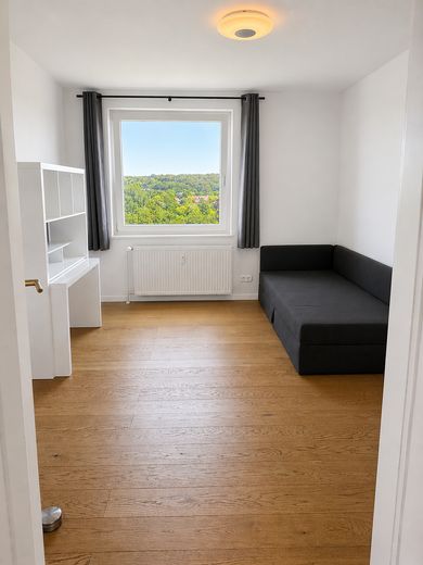 Penthouse mit großer Dachterrasse, Panoramablick & privater Sauna – Helles Zimmer mit Ausblick