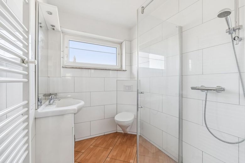 Großes Einfamilienhaus mit Einliegerwohnung, Garage, Carport, Keller und Kamin – EG Badezimmer 2