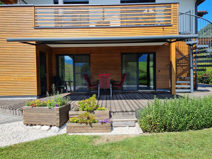 Detached house designed for two generations with mountain views in a sunny location – PRIVATE SALE – Hauptterrasse