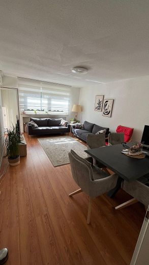 100 m² Erdgeschosswohnung | 5 Zimmer | Ideal für Familien | Frei ab 01.10.2026 – Wohnzimmer