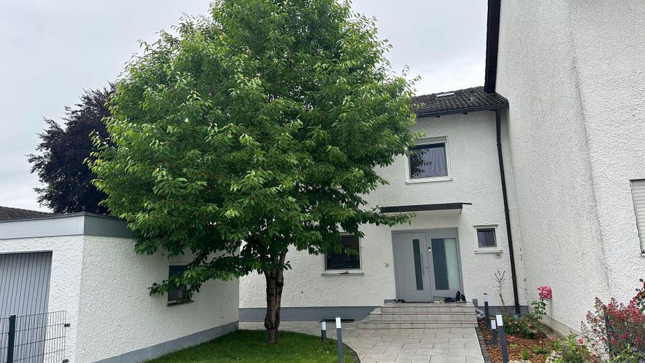 Moderna casa unifamiliare indipendente nel verde – Hauseingang