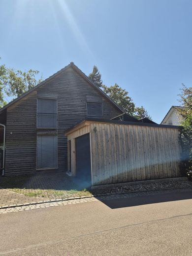 Ökologisches Holzhaus im Hegau: Ein einzigartiger Rückzugsort für Ihre Familie! – Aussen Eingang Carport