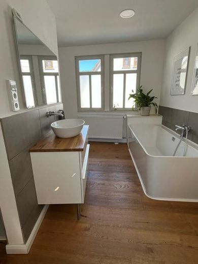 Einfamilienhaus - kernsaniert mit Innenhof und Garten, Scheune, PV – Bad EG 2