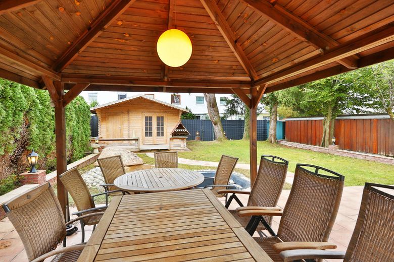 Großzügiges Reiheneckhaus mit ca. 205 m² Wohnfläche & großem Garten – provisionsfrei – Überdachter Gartensitzplatz