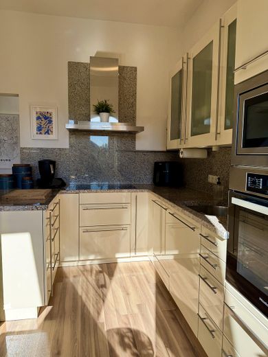 Maisonette de estilo antiguo inundada de luz, con chimenea, aire acondicionado y un ambiente residencial tranquilo – Küche