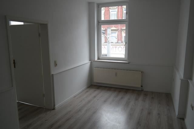 Großzügige 3-Zimmer mit Laminat, EBK und Wannenbad in zentraler Lage! – SAM_7701