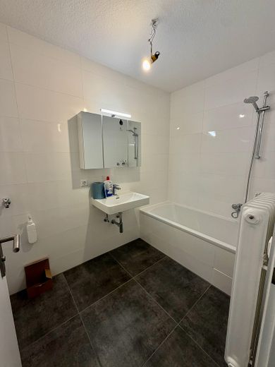 Vollständig frisch renovierte 4-Zimmer-Wohnung mit Balkon und neuer Einbauküche – Bad