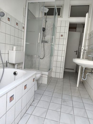 Charmante 3-Zimmer-Dachgeschosswohnung mit Garten – nur 2 Minuten zum Banter See – Badezimmer mit Wanne + Dusche