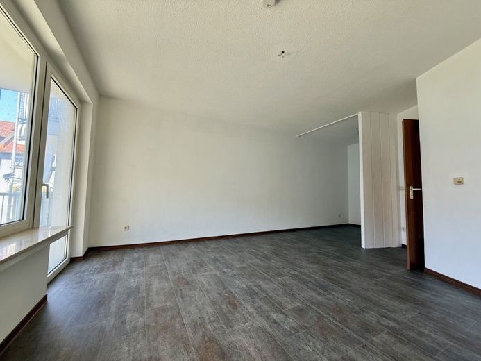 Fröndenberg-Mitte: 1-Raum-Single-Appartement mit Balkon - Frisch renoviert und mit neuem Oberboden! – Wohnbereich mit Schlafnische