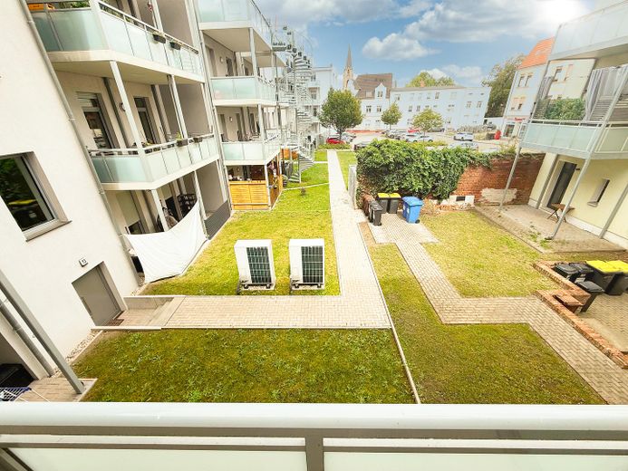 LUSSO vicino all’Elba: esclusivo appartamento di 2 locali con balcone e riscaldamento a pavimento *standard di nuova costruzione* – Balkonausblick zur Kirche