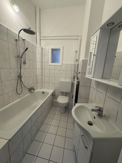 Schöne vier Zimmer Altbauwohnung – Badezimmer