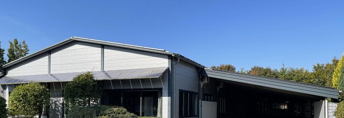 Halle und Haus von vorn