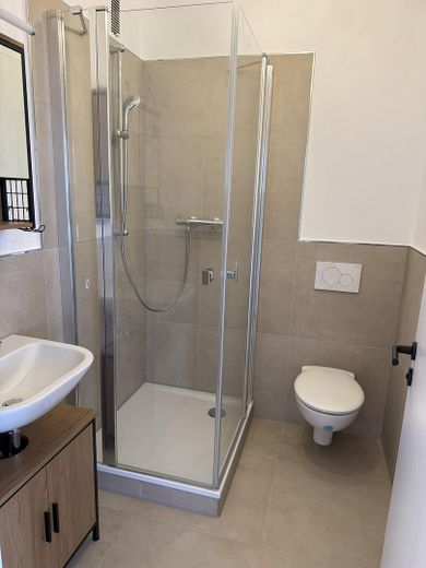 Sanierte 2,5 ZKB-Wohnung, Balkon, Aufzug & Garage im Herzen von Siegen! – Bad